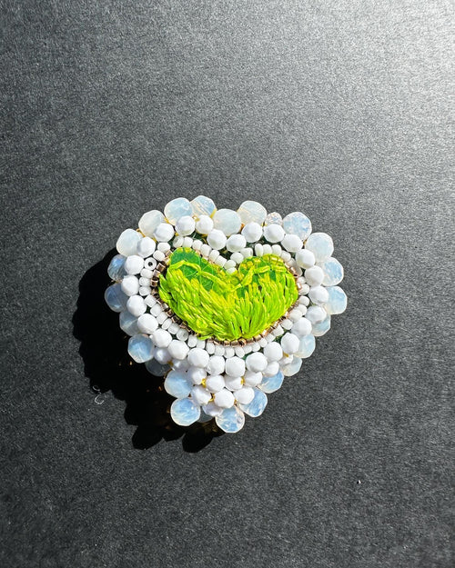 Broche pour femme — Bijou brodé à la main, perles et strass